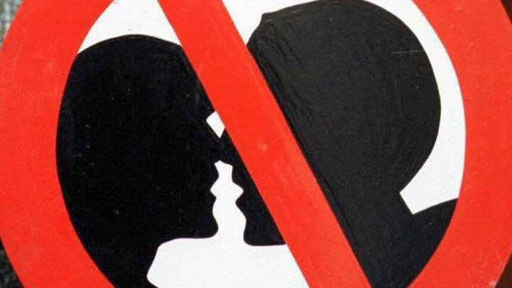 Eine 18-Jährige wurde gegen ihren Willen vom Vater ihres Ex-Freundes geküsst. Dieser musste sich dafür nun vor dem Forchheimer Amtsgericht verantworten. Symbolbild: Paulo Novais/dpa