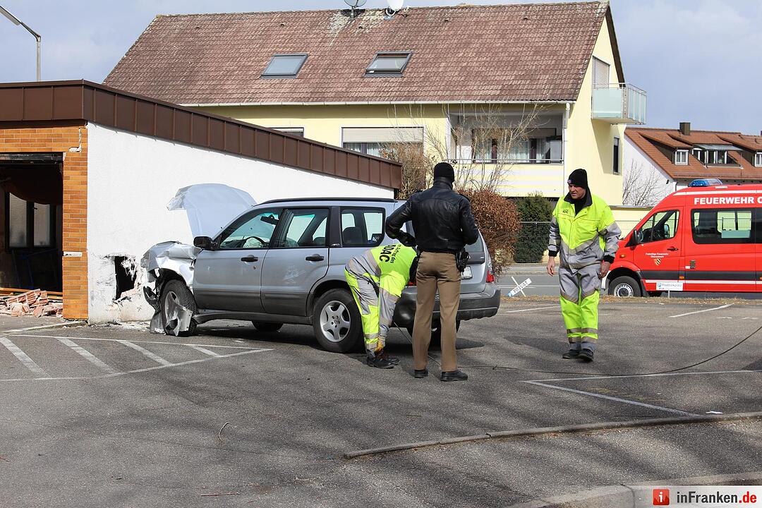 Senior auf Abwegen: Mehrere Autos und dann Wand gerammt - Geländewagen schießt durch geschlossenes Garagentor - Feuerwehr muss Schwerverletzten befreien