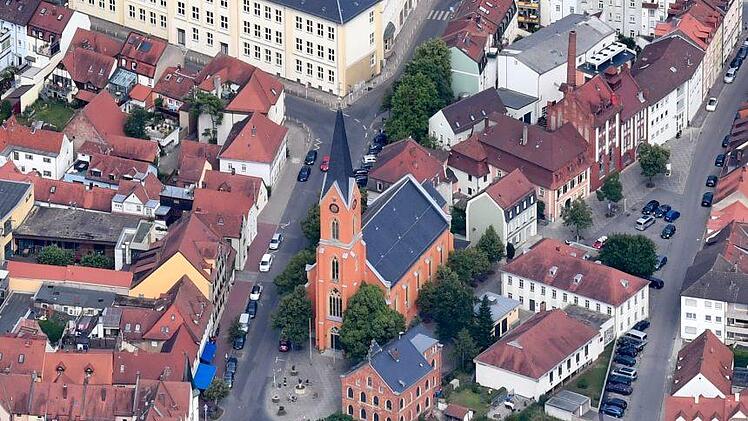 Die Kirche "Maria Hilf" und die benachbarten Brauereien Foto: Rinklef