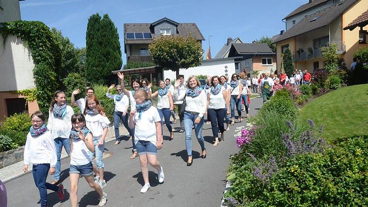 Auch die Sängerfrauen "Aufwind" hatten ihren Spaß beim Festzug. Foto: Karl-Heinz Hofmann