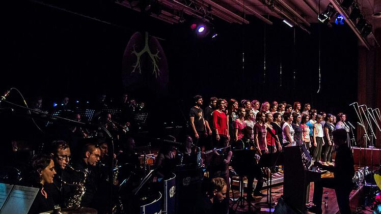 Impressionen vom Auftritt des Hochschulchores "Die Klangfänger" und der Hochschul-Bigband im Coburger KongresshausFoto: Jochen Berger