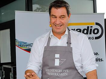 Hier steht Markus Söder noch am Grill bei der Mediengruppe Oberfranken in Bamberg. Foto: Matthias Hoch