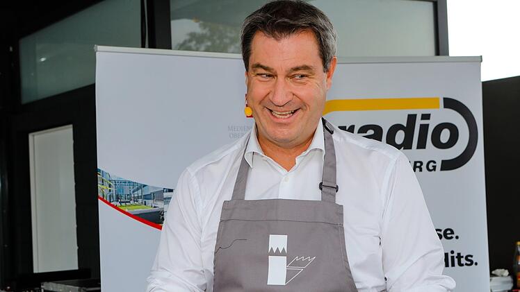 Hier steht Markus Söder noch am Grill bei der Mediengruppe Oberfranken in Bamberg. Foto: Matthias Hoch