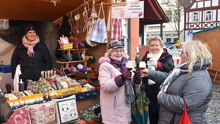 Gudrun Greger aus Haßfurt, ihre Mutter und ihre Schwiegermutter (von rechts) ließen sich auf dem Nikolausmarkt in Haßfurt eine heiße Pflaume mit Sahnehäubchen und Zimt schmecken.