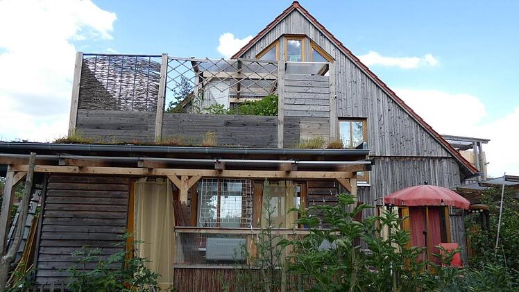 Direkt vor dem Haus steht die Outdoor-K&uuml;che, in der fast nur frische Zutaten aus dem eigenen Garten verwendet werden.