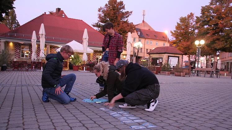 Die Klimaaktivisten bereiten sich auf dem Paradeplatz vor. Foto: Mirjam Stumpf