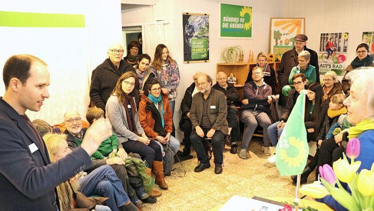 Zur Eröffnung kamen u.a. MdL Tim Pargent (links) und Landesvorsitzender Eike Hallitzky (in der Mitte sitzend). Rechts Kreisvorsitzende Edith Memmel.  Foto: Rainer Glissnik