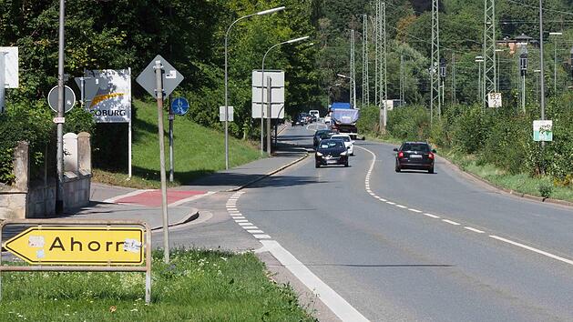Nach den Vorstellungen der Coburger FDP kann das Weichengereuth zweispurig bleiben, wenn die Stra&szlig;e auf das Bahngel&auml;nde (rechts) verbreitert und auf der linken Seite Geh- und Radwege angelegt w&uuml;rden. Daf&uuml;r m&uuml;ssten die Anwohner keinen Grund zur Verf&uuml;gung stellen. An den Einm&uuml;ndungen nach Ahorn und in die Samuel-Schmidt-Stra&szlig;e werde so Platz f&uuml;r Abbiegespuren gewonnen, Ampeln seien nicht n&ouml;tig.  Foto: Christoph Winter