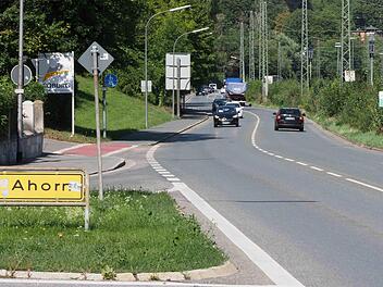 Nach den Vorstellungen der Coburger FDP kann das Weichengereuth zweispurig bleiben, wenn die Straße auf das Bahngelände (rechts) verbreitert und auf der linken Seite Geh- und Radwege angelegt würden. Dafür müssten die Anwohner keinen Grund zur Verfügung stellen. An den Einmündungen nach Ahorn und in die Samuel-Schmidt-Straße werde so Platz für Abbiegespuren gewonnen, Ampeln seien nicht nötig.  Foto: Christoph Winter