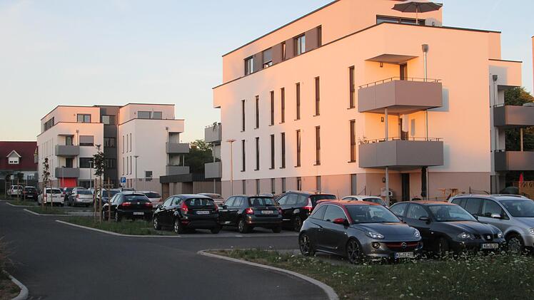 Die Neubaumaßnahme in der Friedhofstraße, das größte je von der Wohnungsbaugenossenschaft Hammelburg erstellte Projekt, ist seit gut einem Jahr fertiggestellt und vermietet.  Foto: Winfried Ehling