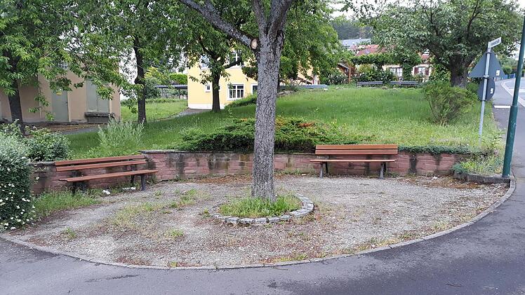 Solche gern als Hundeklo genutzten Ecken - wie hier an der Frankenstraße (Bad Bocklet) - sollen bald hübsch bepflanzt werden, um wieder zum Verweilen einzuladen Foto: Stefan Metz