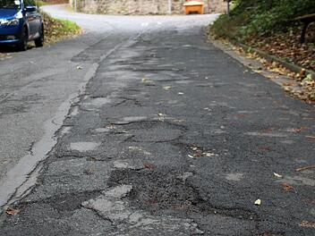 Negativbeispiel Aichiger Weg: Der Straßenbelag gleicht hier eher einer Rumpelpiste als einer befestigten Straße.