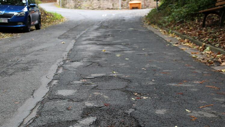 Negativbeispiel Aichiger Weg: Der Straßenbelag gleicht hier eher einer Rumpelpiste als einer befestigten Straße.