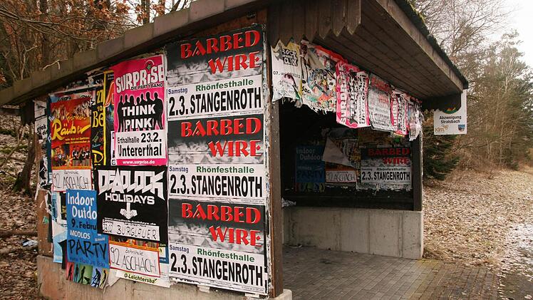 Das Buswartehäuschen an der Verbindungsstraße Aschach/Zahlbach empfinden viele Stralsbacher als Schandfleck und sind froh, dass es bald abgerissen wird. Die Haltestelle bleibt erhalten. Foto: Paul Ziegler