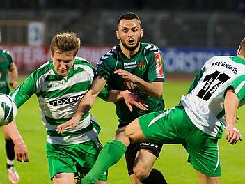 Eray Cadiroglu gegen Markus Kirchner (links) und Marcel Hirn.   Foto: Tobias Köpplinger