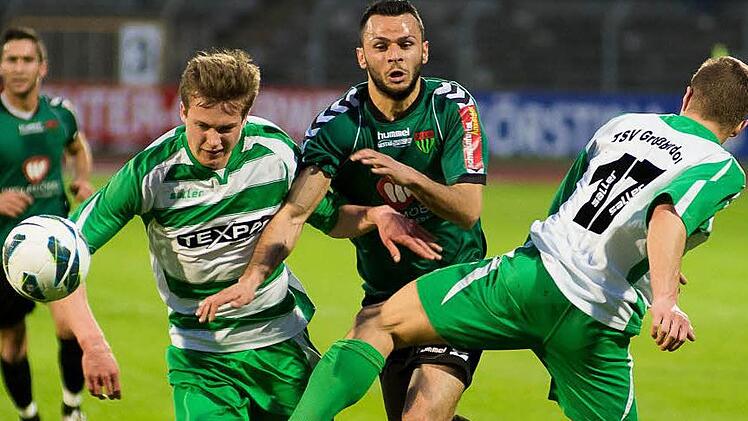 Eray Cadiroglu gegen Markus Kirchner (links) und Marcel Hirn.   Foto: Tobias Köpplinger