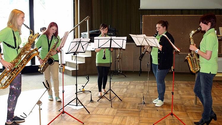 Moderne Blasmusik spielte das Ensemble mit Saxofon und Klarinette. Von links: Vanessa Schneider, Sarah-Anne Werner, Katharina Lunk, Fabienne Förner und Tina Müller.