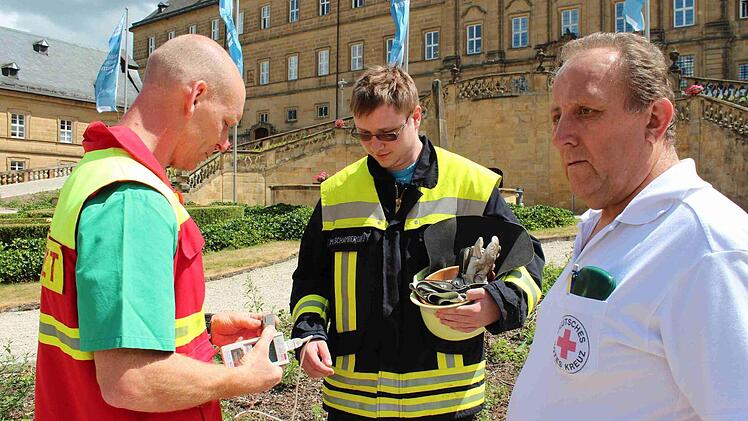 Der Notarzt prüfte einen Feuerwehrmann auf etwaige Verletzungen durch das Einatmen giftiger Dämpfe.