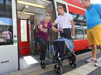 Heidemarie Montag übt das Aussteigen mit Rollator. Beraten wird sie von Fabian Haberkorn (Mitte) und Jochen Haag.  Fotos: Barbara Herbnst