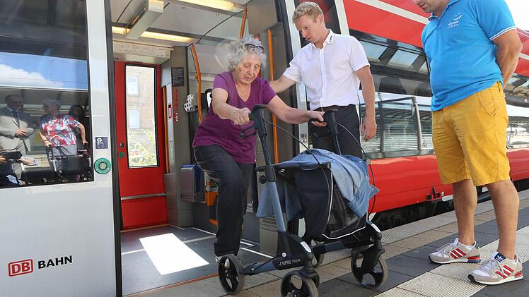 Heidemarie Montag übt das Aussteigen mit Rollator. Beraten wird sie von Fabian Haberkorn (Mitte) und Jochen Haag.  Fotos: Barbara Herbnst