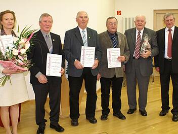 Für Verdienste wurden von Bürgermeister Bruno Kellner (rechts) ausgezeichnet: Sabina Sitzmann-Simon, Walter Beringer, Hermann Jäger, Martin Drescher und Johann Baptist Merkel (von links)  Foto: Renate Neubecker