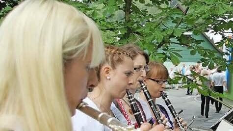 Die Mitglieder des Musikvereins Langenau/Kehlbach spielen auf.