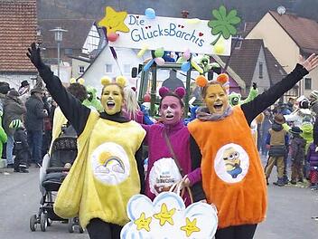 Der Faschingszug in Aura war heuer einer von nur dreien im Landkreis, die ordnungsgemäß beim Staatlichen Bauamt angemeldet waren. In der Bürgermeisterdienstbesprechung gab es nun die Information, wie in Zukunft Umzüge und Märkte auf Bundes- und Staatsstraßen geregelt werden. Foto: Archiv/Ehling