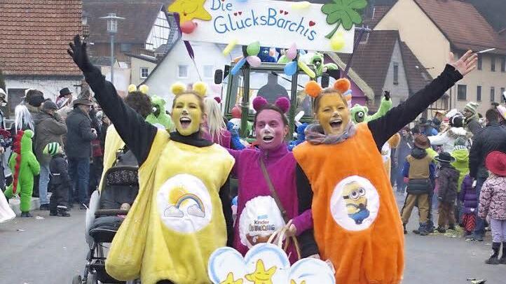 Der Faschingszug in Aura war heuer einer von nur dreien im Landkreis, die ordnungsgemäß beim Staatlichen Bauamt angemeldet waren. In der Bürgermeisterdienstbesprechung gab es nun die Information, wie in Zukunft Umzüge und Märkte auf Bundes- und Staatsstraßen geregelt werden. Foto: Archiv/Ehling