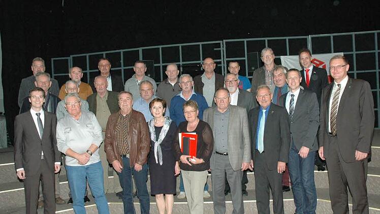 Zwischen 25 jahrenund bis zu 50 Jahren Treue zur IG Bau Oberfranken konnten diese Damen und Herren feiern. Foto: Edwin Meißinger