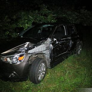 Auto rast auf A73 über Leitplanke
