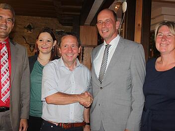 Minister Wolfgang Tiefensee (2. v. r.) besuchte Mitwitz. Dort sprach er mit (v. l.) Timo Ehrhardt, Doris Aschenbrenner, Norbert Gräbner und Heidi Hansen über eine bessere Kooperation über die Landesgrenze hinaus. Foto: Veronika Schadeck