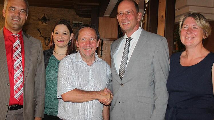 Minister Wolfgang Tiefensee (2. v. r.) besuchte Mitwitz. Dort sprach er mit (v. l.) Timo Ehrhardt, Doris Aschenbrenner, Norbert Gräbner und Heidi Hansen über eine bessere Kooperation über die Landesgrenze hinaus. Foto: Veronika Schadeck
