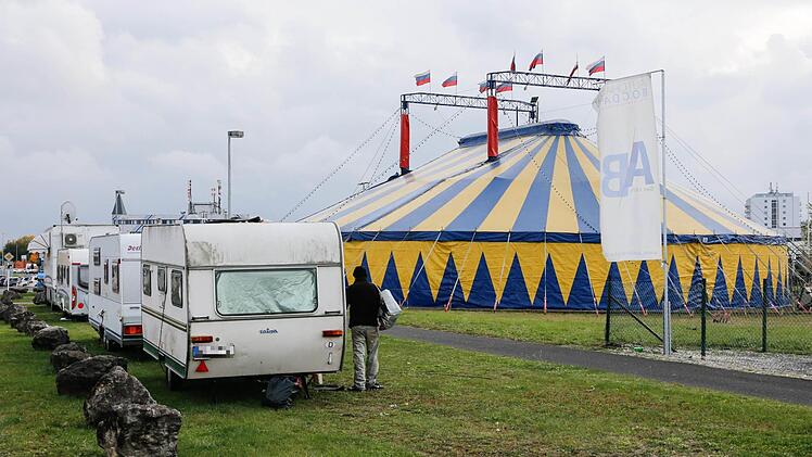 Der Zirkus hat sein Zelt zwischen Berliner Ring und Zeppelinstraße aufgeschlagen, das aus Sicht der Stadt Bamberg völlig ungeeignet ist.  Foto: Matthias Hoch