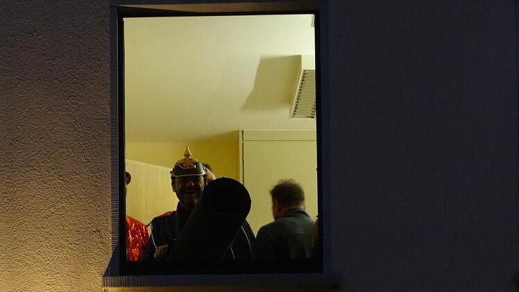 B&uuml;rgermeister Harald Hofmann wehrt sich wortgewaltig, seine Gemeindr&auml;te schie&szlig;en mit Kanonen Luftschlangen.  Foto: Pierre Strecker