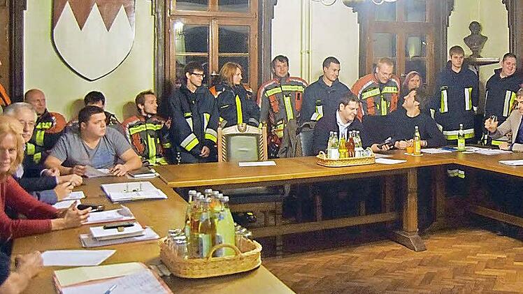 Zwei Dutzend Staffelsteiner Feuerwehrleute mit ihrem Kommandanten Stefan Liebl (Zweiter von rechts) und dessen Stellvertreterin Nicole Trapper (Vierte von rechts) kamen zur Sitzung in den Rathaussaal. Foto: Andreas Welz