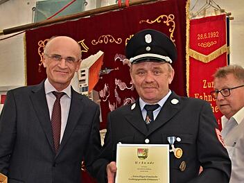 Eine Ehrenurkunde vom Landrat (links) gab es für den Kommandanten der Feuerwehr Losbergsgereuth-Ottneues, Thomas Lochner zum 125. Gründungsfest. Rechts: Bürgermeister Willi Sendelbeck.