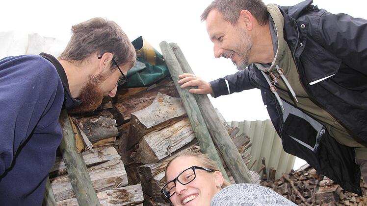 Steffen von der Tann, Margarete Schauner und Christian Söder auf der Suche nach Fledermausdomizilen. Diana Fuchs