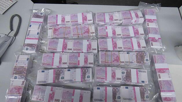 In einer Biotonne hat ein Mann in Frankfurt am Main 8 Millionen Euro in bar gefunden - s&auml;uberlich verpackt und eingeschwei&szlig;t in B&uuml;ndel zu je 50.000 Euro. Foto: Polizei Frankfurt