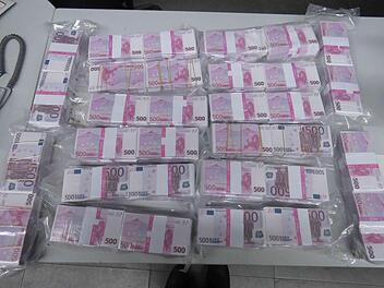 In einer Biotonne hat ein Mann in Frankfurt am Main 8 Millionen Euro in bar gefunden - säuberlich verpackt und eingeschweißt in Bündel zu je 50.000 Euro. Foto: Polizei Frankfurt