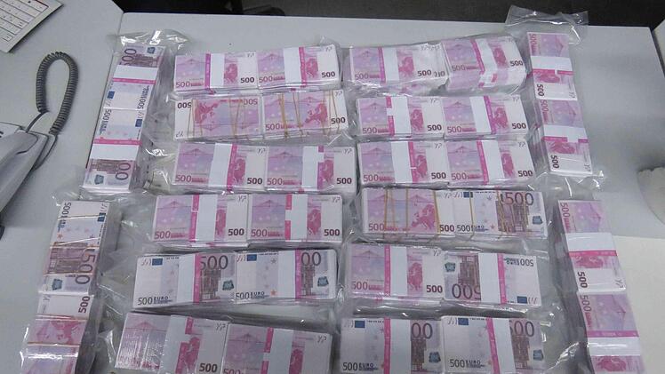 In einer Biotonne hat ein Mann in Frankfurt am Main 8 Millionen Euro in bar gefunden - säuberlich verpackt und eingeschweißt in Bündel zu je 50.000 Euro. Foto: Polizei Frankfurt