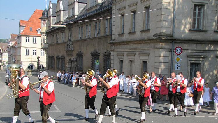 Die Blaskapelle Oberelldorf begleitete die Coburger  Fronleichnamsprozession musikalisch auf ihrem Weg. Foto: Martin Koch