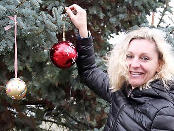 Jana Borger beim Baumschmücken