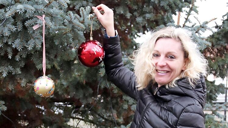 Jana Borger beim Baumschmücken