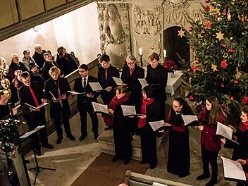 Stimmungsvoll: Ein Projektchor mit Sängern aus der Region Coburg, aus Thüringen, Sachsen und Sachsen-Anhalt gestaltete ein Konzert in Niederfüllbach.Foto: Jochen Berger