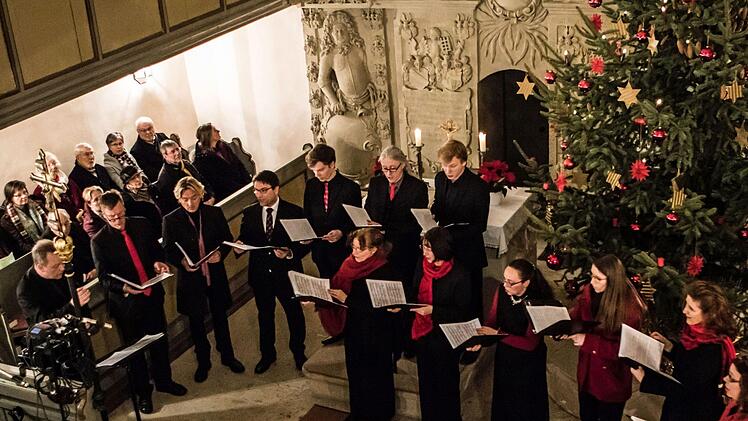Stimmungsvoll: Ein Projektchor mit Sängern aus der Region Coburg, aus Thüringen, Sachsen und Sachsen-Anhalt gestaltete ein Konzert in Niederfüllbach.Foto: Jochen Berger