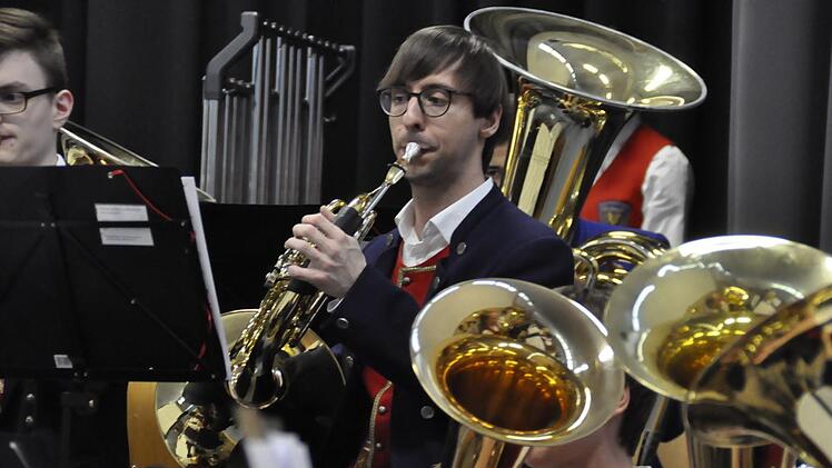 Mit einem mitreißenden Konzert begeisterten 71 Musiker des KJBO aus 31 Musikvereinen  die Zuhörer in der Steinacher Henneberghalle. Foto: Peter Klopf