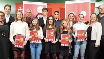 Die Geehrten (v. l.): Rosi Kraus (stellv. Landrätin), Dominik Hümmer, Nele Eichenmüller, Harald Pitter (Schulleiter der RS Ebermannstadt), Sophie Krämer, Lukas Hümmer, Sarah Richter, Simon Daut, Johanna Graf, Anna Hübschmann, Hannah-Marie Wiemann, Kerstin Eichhorn (stellv. Schulleiterin RS Ebermannstadt), Jürgen Kemeth (Zweiter Konrektor RS Gräfenberg) Foto: Stefanie Baumann
