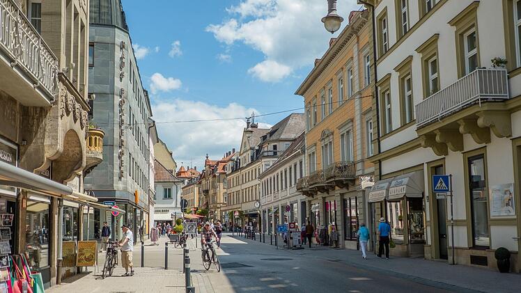 So gut besucht wie im Sommer ist die Innenstadt Bad Kissingens im November nicht.   Foto: Lea Schreiber