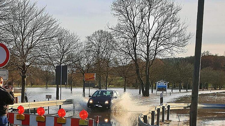 Die Verbindungsstraße zwischen Bad Bocklet  und dem Ortsteil Aschach ist seit Tagen für jeden Verkehr gesperrt. Doch das interessiert viele Autofahrer überhaupt nicht. Sie befuhren die in  beiden Richtungen die über mehrere 100 Meter gesperrte Straße. Foto: Dieter Britz