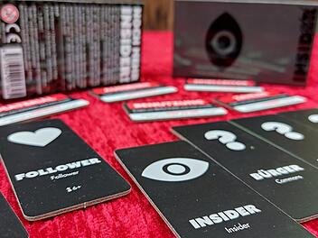 Spiele-Test "Insider Black": Originelle Party-Wortfindespiel von Oink Games